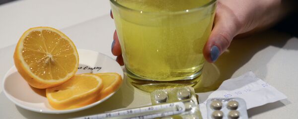 Лекарства, витамины и градусник для измерения температуры Лекарства, витамины и градусник для измерения температуры - Sputnik Беларусь