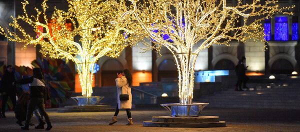 Новогодняя иллюминация на Октябрьской площади в Минске - Sputnik Беларусь