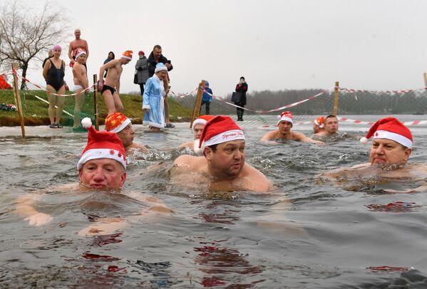 Члены клуба Моржи столицы провели новогодний заплыв - Sputnik Беларусь