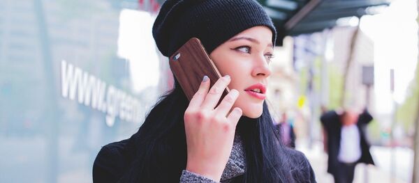 Девушка говорит по телефону Девушка говорит по телефону - Sputnik Беларусь