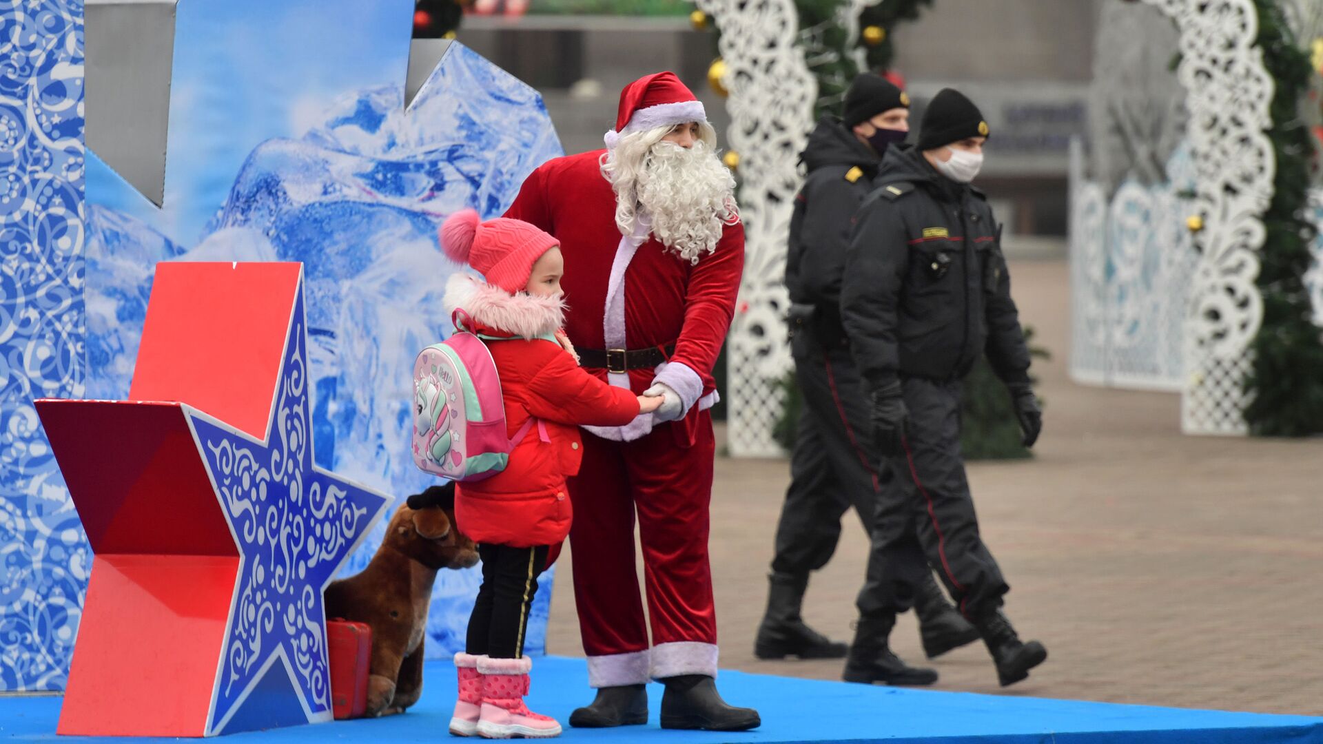 Санта Клаус позирует с детьми на Октябрьской площади в Минске - Sputnik Беларусь, 1920, 02.01.2023