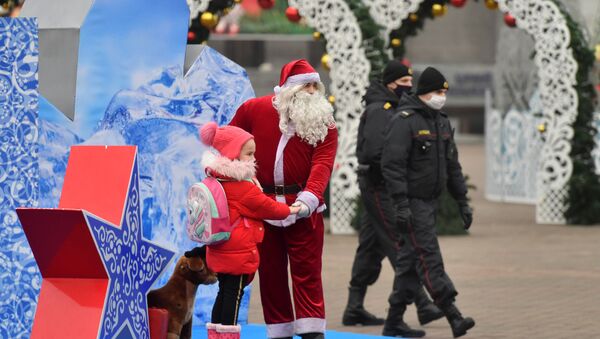 Санта Клаус позирует с детьми на Октябрьской площади в Минске - Sputnik Беларусь