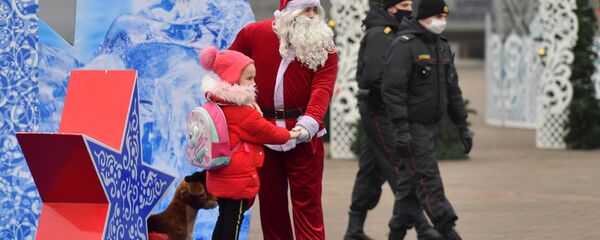 Санта Клаус позирует с детьми на Октябрьской площади в Минске - Sputnik Беларусь
