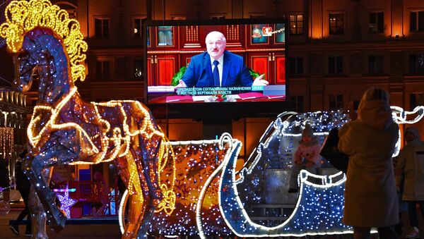 Александр Лукашенко на медиаэкране на Октябрьской площади в Минске - Sputnik Беларусь