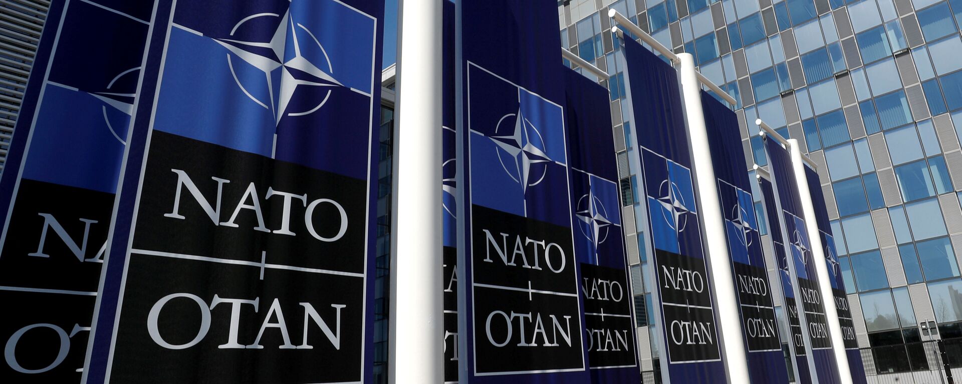 Баннеры с логотипом НАТО у входа в новую штаб-квартиру НАТО - Sputnik Беларусь, 1920, 29.11.2021