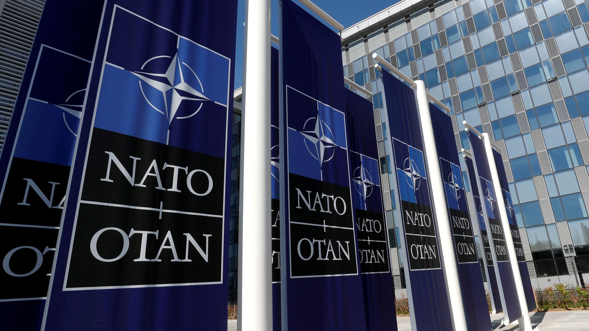 Баннеры с логотипом НАТО у входа в новую штаб-квартиру НАТО - Sputnik Беларусь, 1920, 15.06.2021