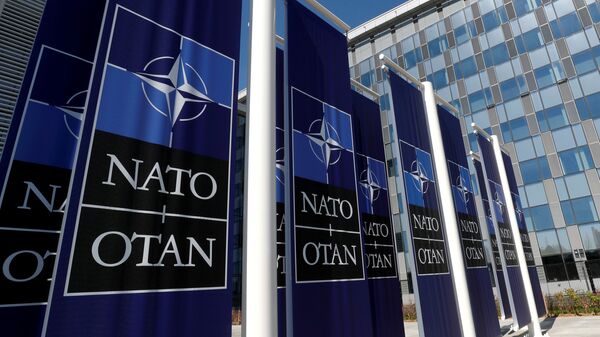 Баннеры с логотипом НАТО у входа в новую штаб-квартиру НАТО - Sputnik Беларусь
