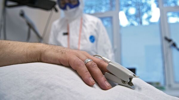 Пульсометр на пальце пациента - Sputnik Беларусь
