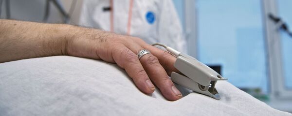 Пульсометр на пальце пациента - Sputnik Беларусь