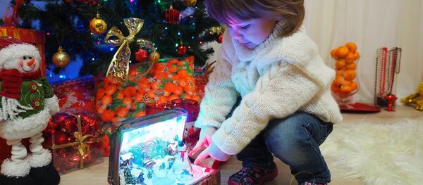 Дзіця з навагоднім падарункам - Sputnik Беларусь