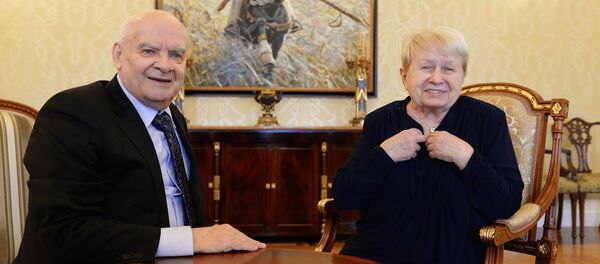 Поэт Николай Добронравов и композитор Александра Пахмутова - Sputnik Беларусь