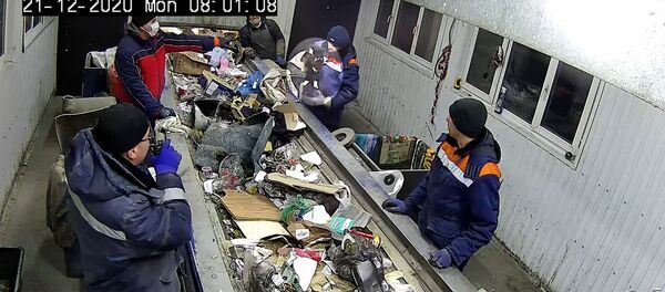 Сортировщики мусора спасли кота за секунды до неминуемой гибели - Sputnik Беларусь