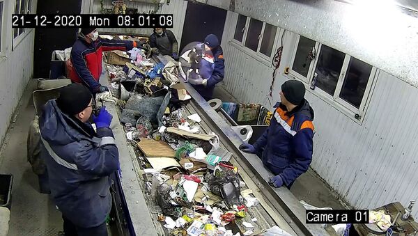 Сортировщики мусора спасли кота за секунды до неминуемой гибели - Sputnik Беларусь