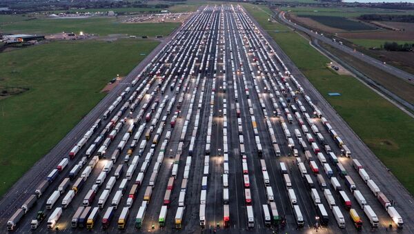 Вид с воздуха на припаркованные грузовики на взлетно-посадочной полосе в аэропорту Манстон, Великобритания  - Sputnik Беларусь