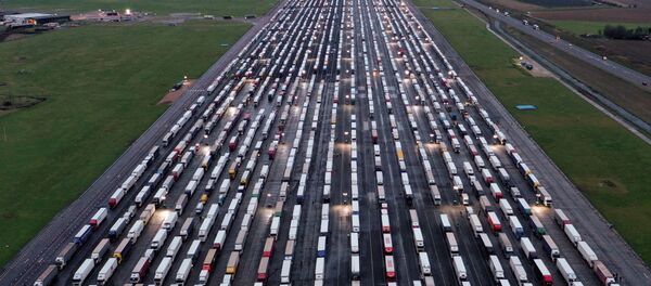 Вид с воздуха на припаркованные грузовики на взлетно-посадочной полосе в аэропорту Манстон, Великобритания  - Sputnik Беларусь