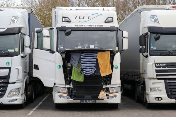 Одежда и полотенца сушатся в грузовике на стоянке для грузовиков в Эшфорде - Sputnik Беларусь
