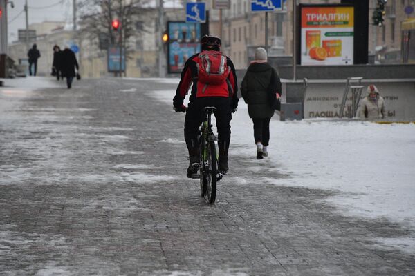 Велосипедист на проспекте в Минске - Sputnik Беларусь