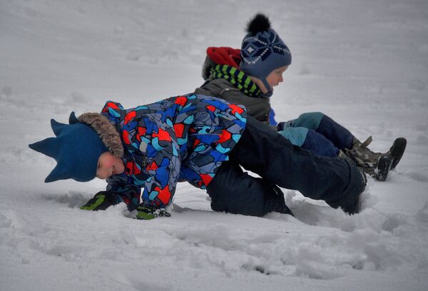 Дети играют в снежки - Sputnik Беларусь