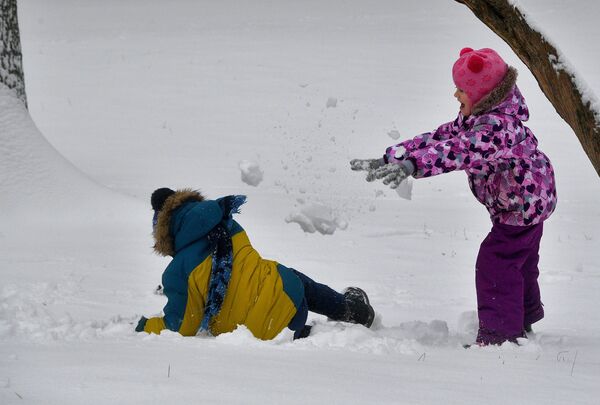 Дети играют в снежки - Sputnik Беларусь