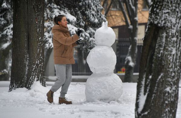 Вось такі снегавік з'явіўся сёння ў парку Горкага. - Sputnik Беларусь