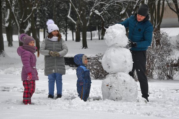 Дети лепят снеговика - Sputnik Беларусь