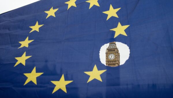 Флаг ЕС с символически вырезанной звездой перед зданием парламента Великобритании - Sputnik Беларусь