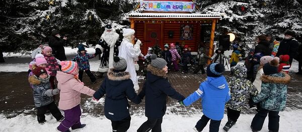 И в пущу не нужно: домик Деда Мороза появился в центре Минска - Sputnik Беларусь