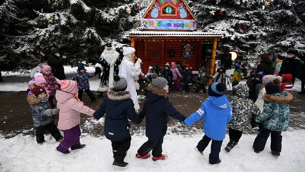 И в пущу не нужно: домик Деда Мороза появился в центре Минска - Sputnik Беларусь