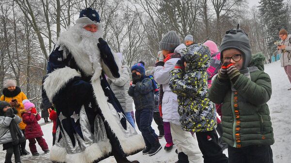 Дед Мороз и дети, архивное фото - Sputnik Беларусь