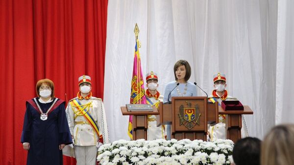 Избранный президент страны Майя Санду на церемонии инаугурации во Дворце Республики - Sputnik Беларусь