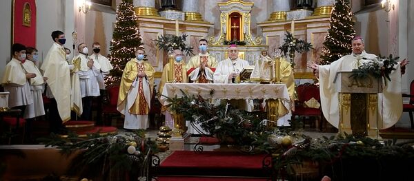 Светлая ноч: каталікі Мінска сустрэлі Каляды ў касцёле - відэа - Sputnik Беларусь