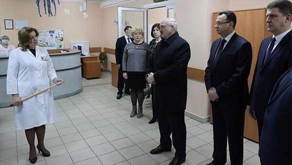 Посещение президентом Беларуси Александром Лукашенко городской детской инфекционной клинической больницы Минска - Sputnik Беларусь