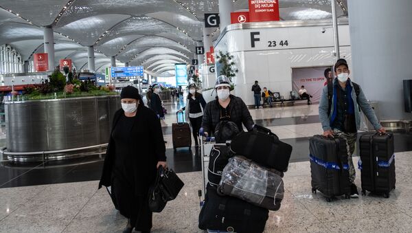 Пассажиры в аэропорту Стамбула - Sputnik Беларусь