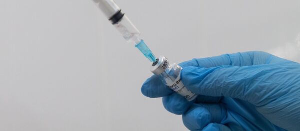 Медработник с вакциной от коронавируса Спутник V Медработник с вакциной от коронавируса Спутник V - Sputnik Беларусь