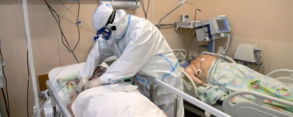 Медицинский работник в отделении реанимации и интенсивной терапии - Sputnik Беларусь