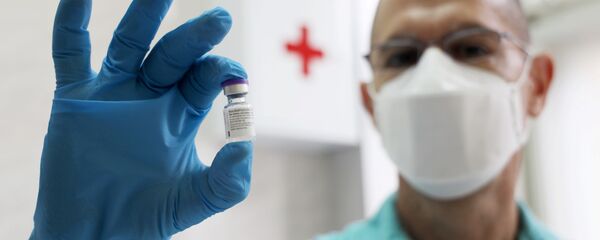 Врач держит ампулу с вакциной Pfizer - Sputnik Беларусь