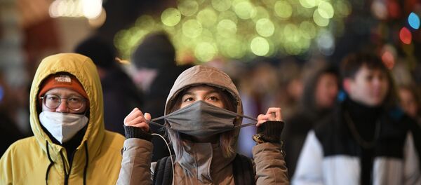 Прохожие в защитных масках на украшенной к Новому Году Красной площади в Москве Прохожие в защитных масках на украшенной к Новому Году Красной площади в Москве - Sputnik Беларусь