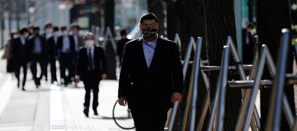 Житель Токио в защитной маске - Sputnik Беларусь