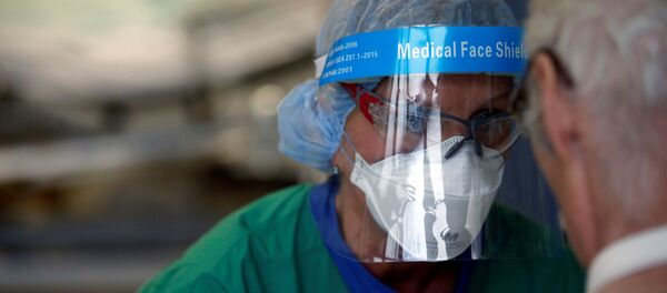 Сотрудница госпиталя в Германии во время вакцинации от коронавируса - Sputnik Беларусь