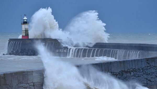 Волны разбиваются о маяк Ньюхейвен и гавань на южном побережье Англии 27 декабря 2020 года, шторм Белла принес в Великобританию дождь и сильный ветер - Sputnik Беларусь