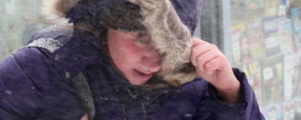 Прахожы падчас снегападу і ветру - Sputnik Беларусь