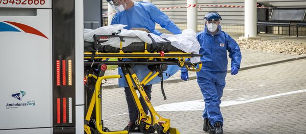 Транспортировка больного коронавирусом в Роттердаме - Sputnik Беларусь