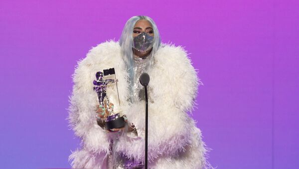 Леди Гага принимает награду Артист года во время церемонии MTV Video Music Awards 2020 - Sputnik Беларусь