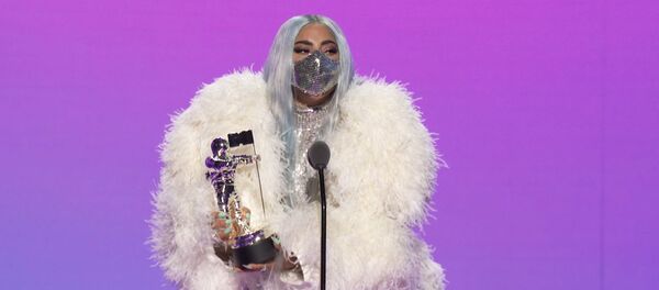 Леди Гага принимает награду Артист года во время церемонии MTV Video Music Awards 2020 - Sputnik Беларусь