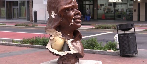 Вандалы разгромили бюст американки, убитой в перестрелке с полицией - видео - Sputnik Беларусь