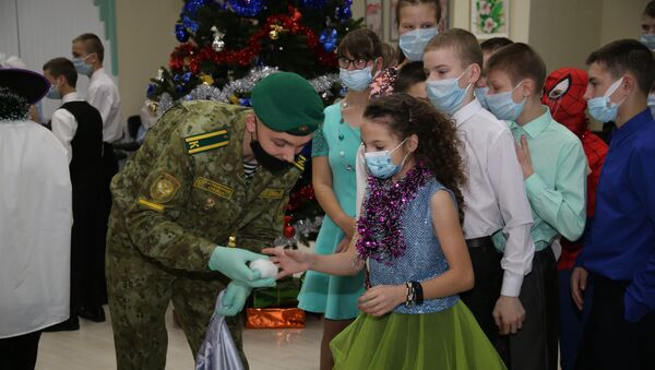 Пограничники привезли в школу-интернат новогодние подарки - Sputnik Беларусь