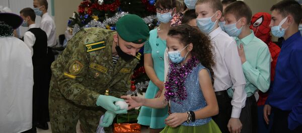 Пограничники привезли в школу-интернат новогодние подарки - Sputnik Беларусь