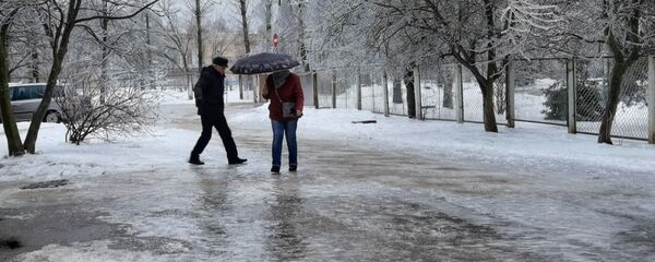 Сильные гололед, дождь и ветер накрыли Витебск – видео - Sputnik Беларусь