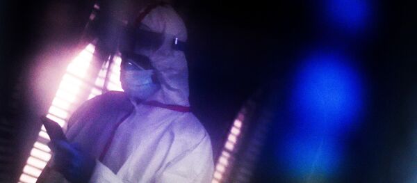 Врач в защитном костюме - Sputnik Беларусь