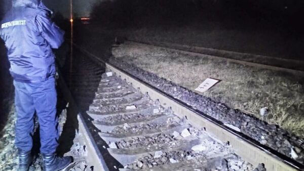 Железнодорожные пути перекрыли бетонным столбом в Лиде  - Sputnik Беларусь